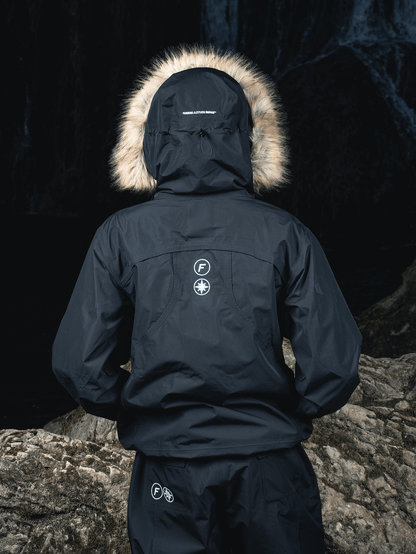 Mannequin de dos en extérieur portant la FAS Hardshell noire