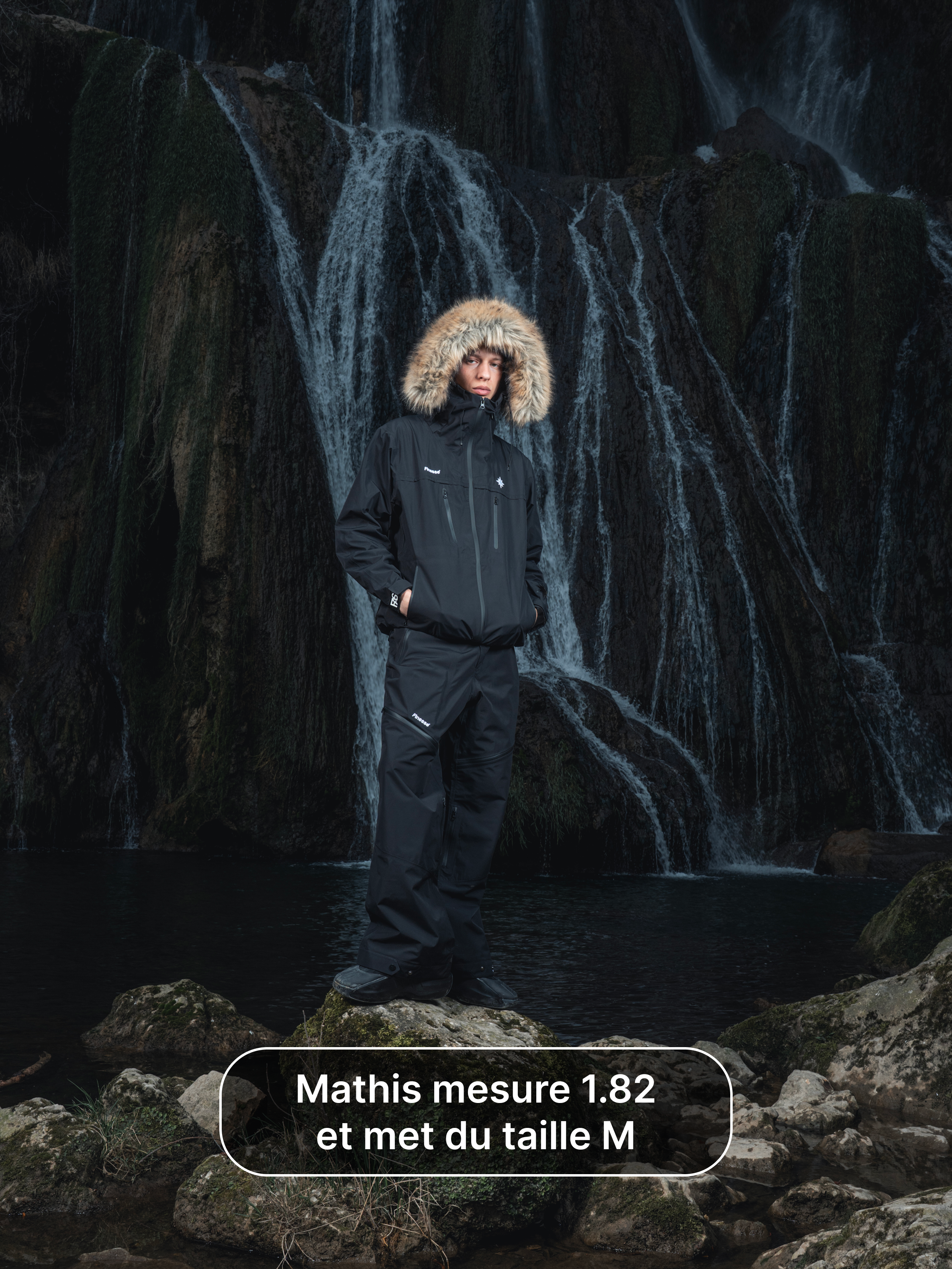 Hematis (1m82) en FAS Hardshell noire taille M, capuche relevée, dans une forêt