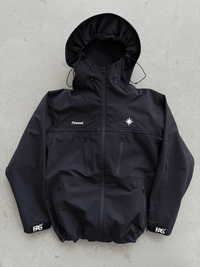 FAS Hardshell noire posée au sol sans la fourrure amovible