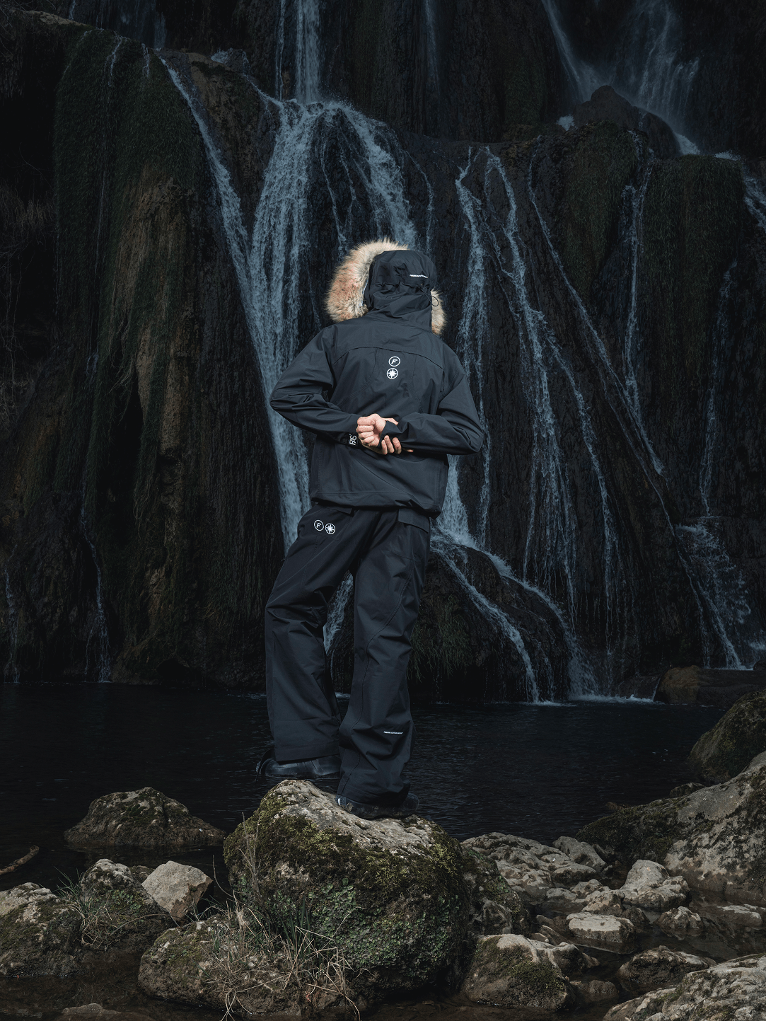 Mannequin de dos en forêt avec casquette, portant ensemble FAS noir.