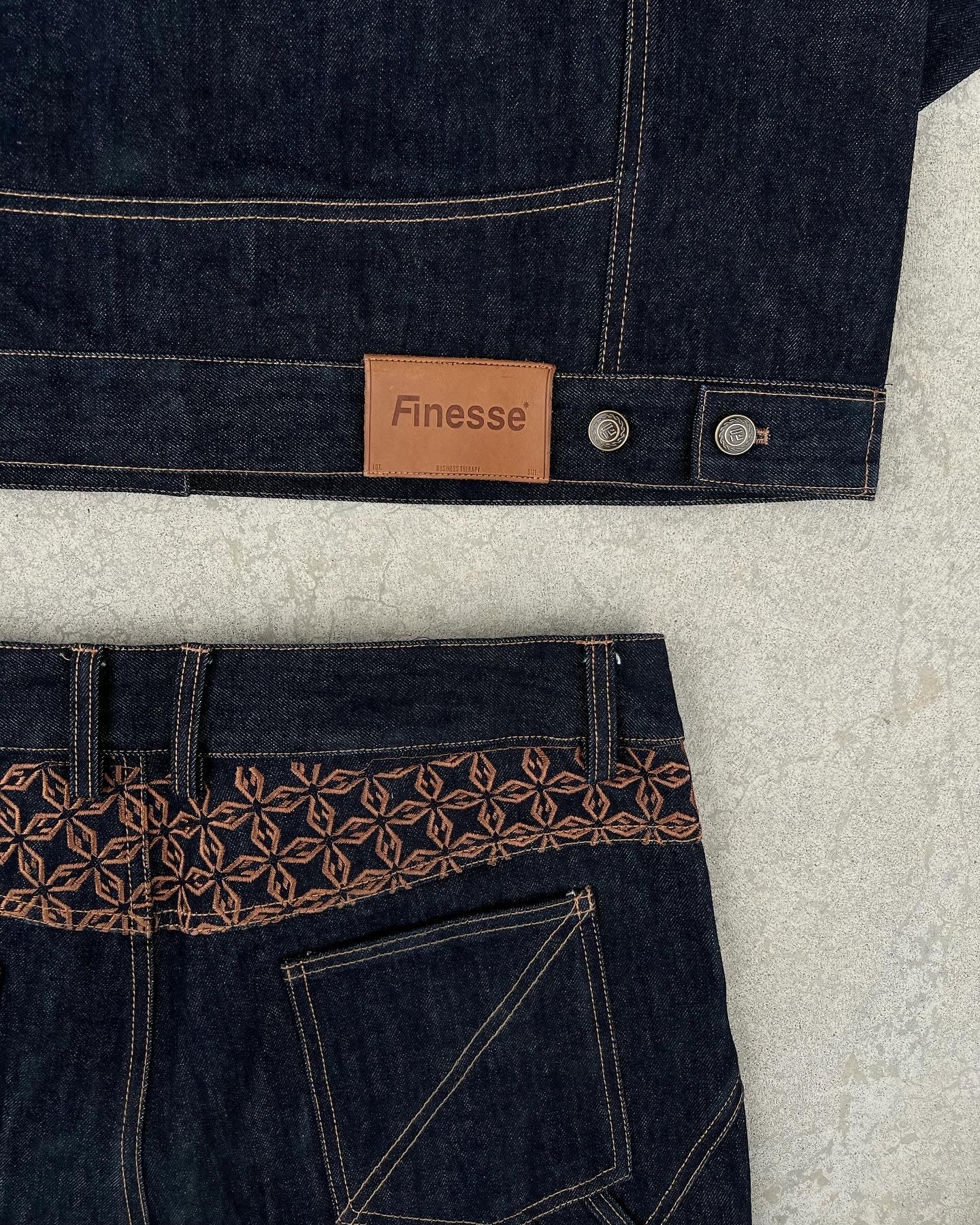 Zoom sur l’arrière de la veste et du jean FINESSE ADV DENIM SET, détail du patch avec inscription Finesse.