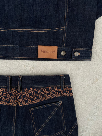 Focus sur l’arrière de la veste et du jean FINESSE ADV DENIM SET, détail du patch avec inscription Finesse.