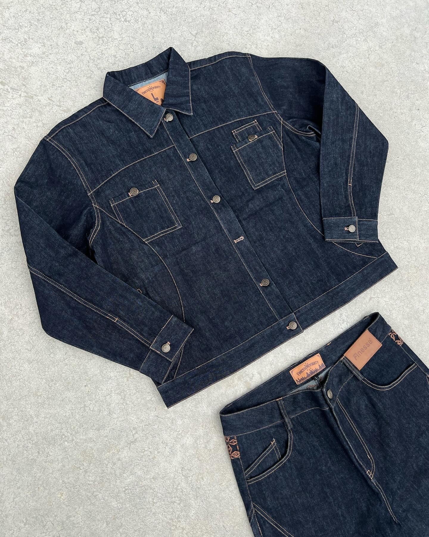 Ensemble FINESSE ADV DENIM SET posé sur sol en béton, focus sur la veste et ses détails.