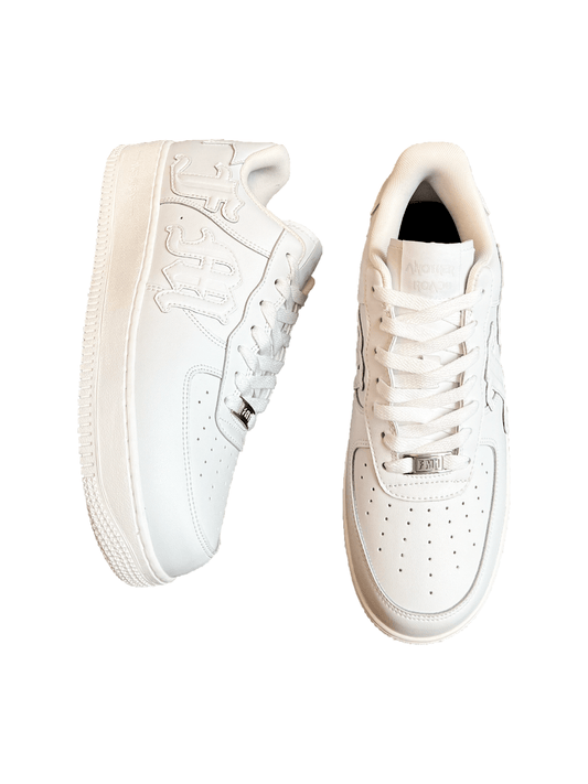 Chaussures blanches FM1 Limited Edition présentées sur fond blanc.