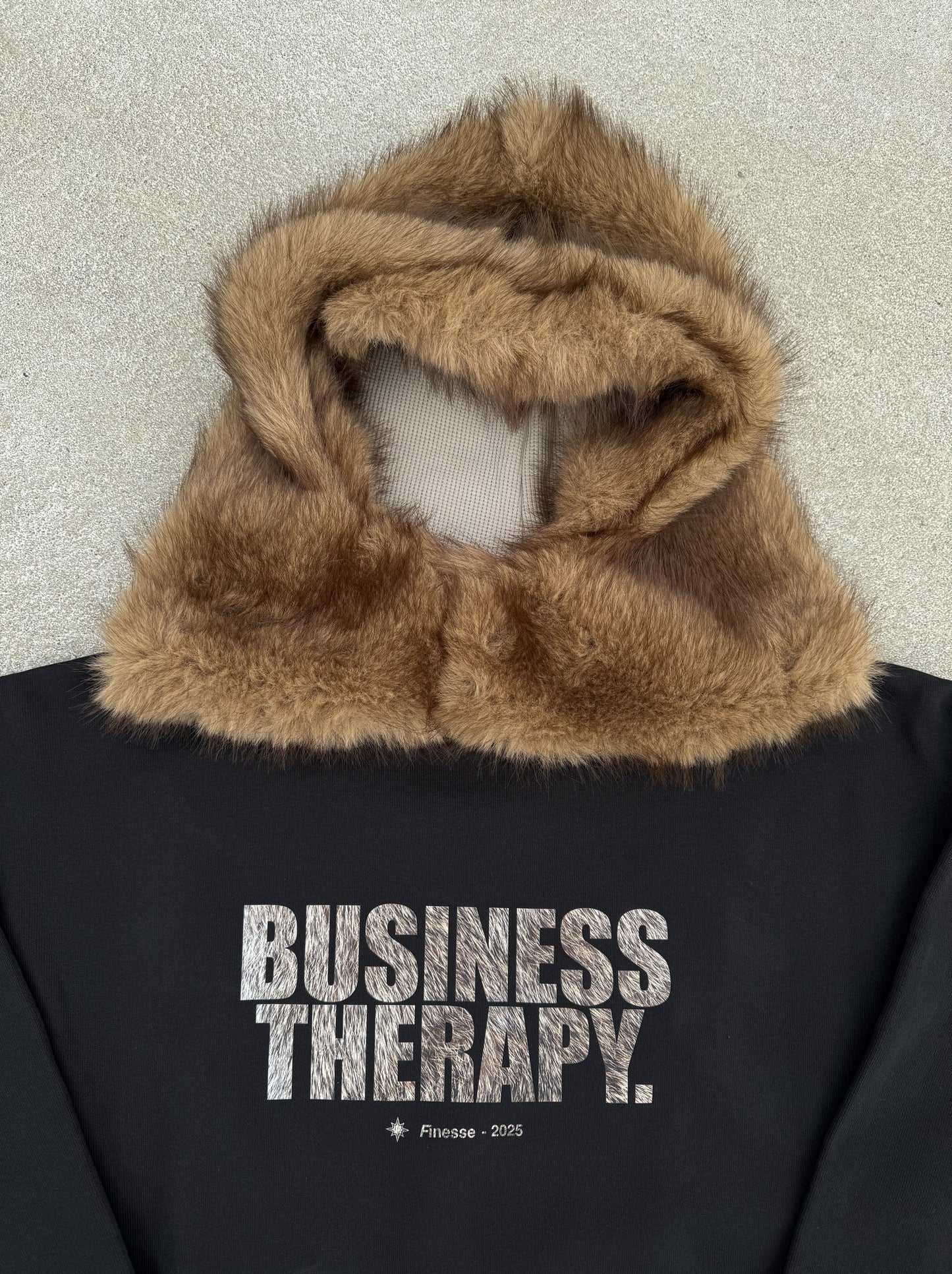 Capuche FUR HOOD et Crew Neck Business Therapy FUR posés ensemble au sol