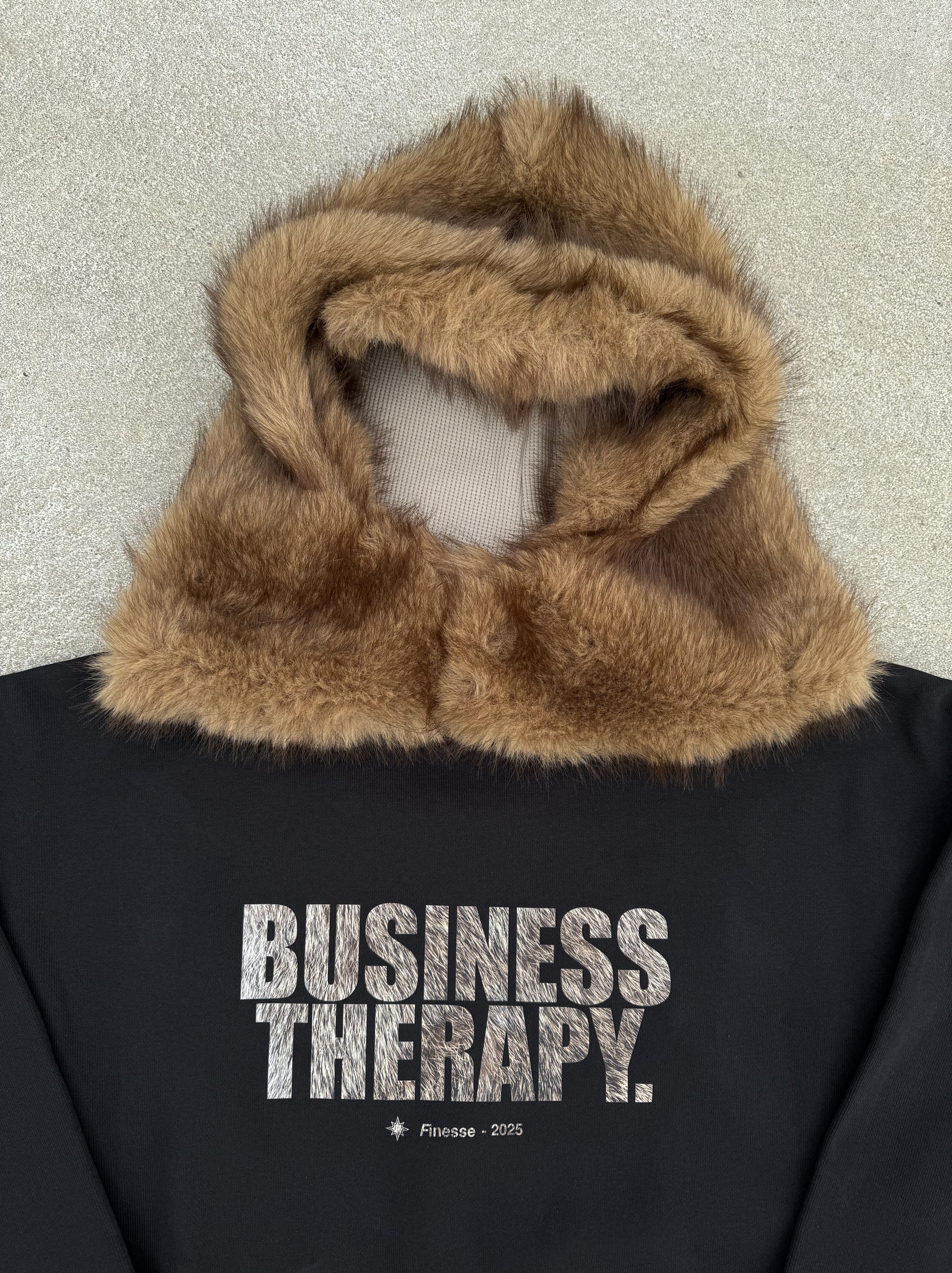 Capuche FUR HOOD et Crew Neck Business Therapy FUR posés ensemble au sol