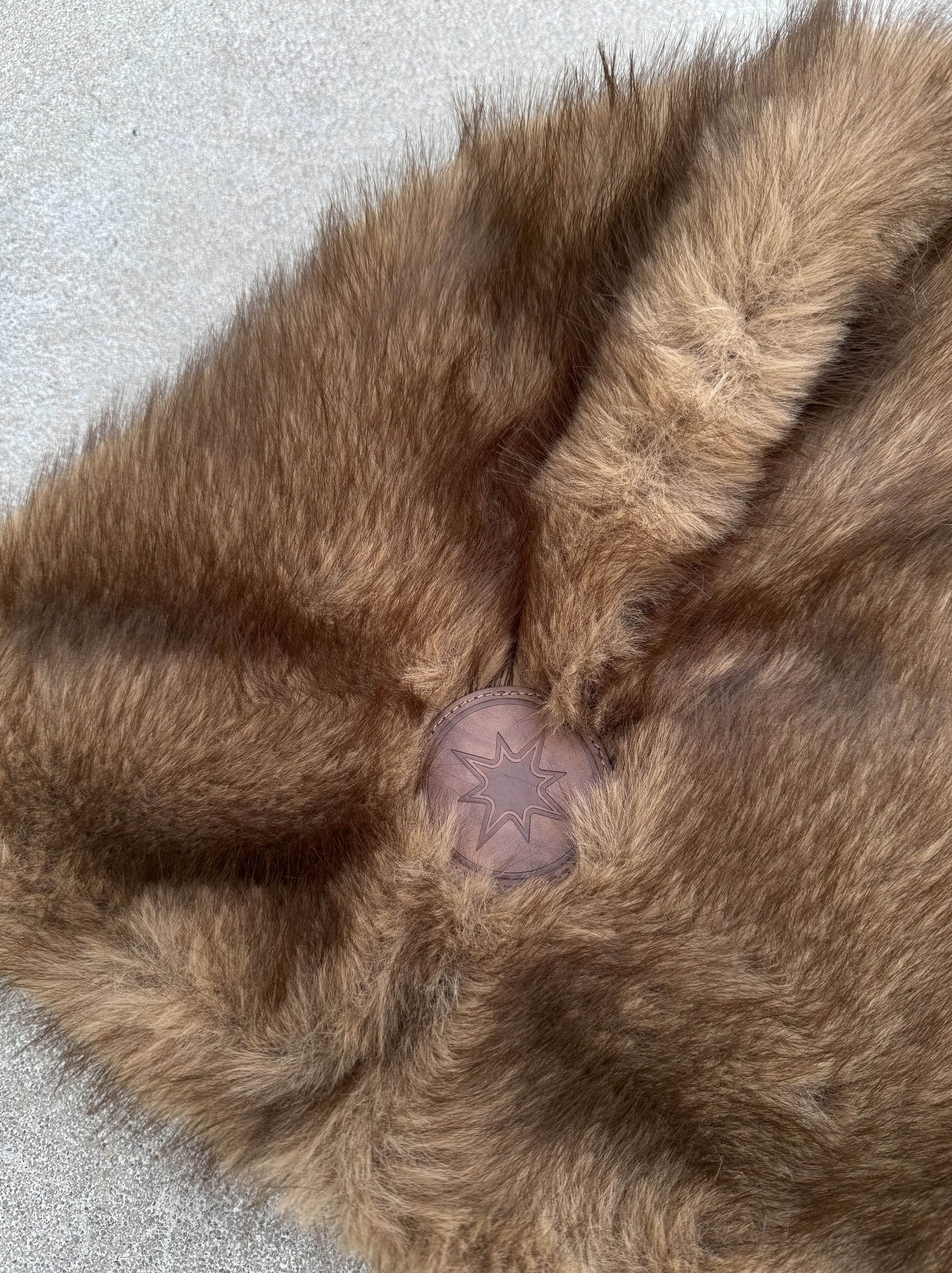 Zoom sur patch en cuir au dos de la capuche FUR HOOD