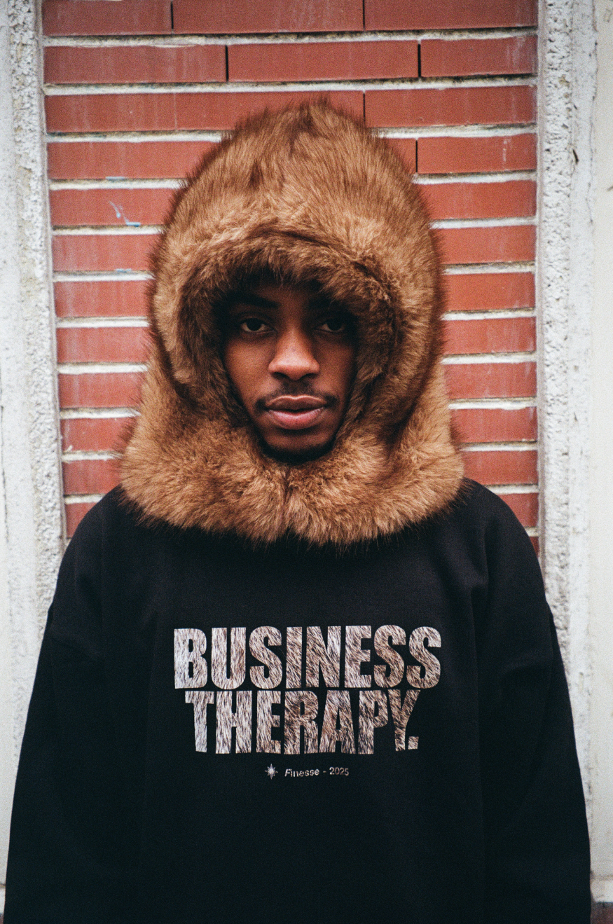 Personne de face regardant la caméra, capuche FUR HOOD en fourrure sur la tête