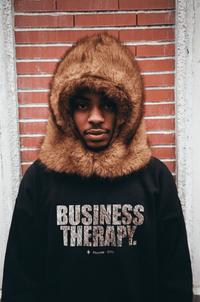 Personne de face regardant la caméra, capuche FUR HOOD en fourrure sur la tête