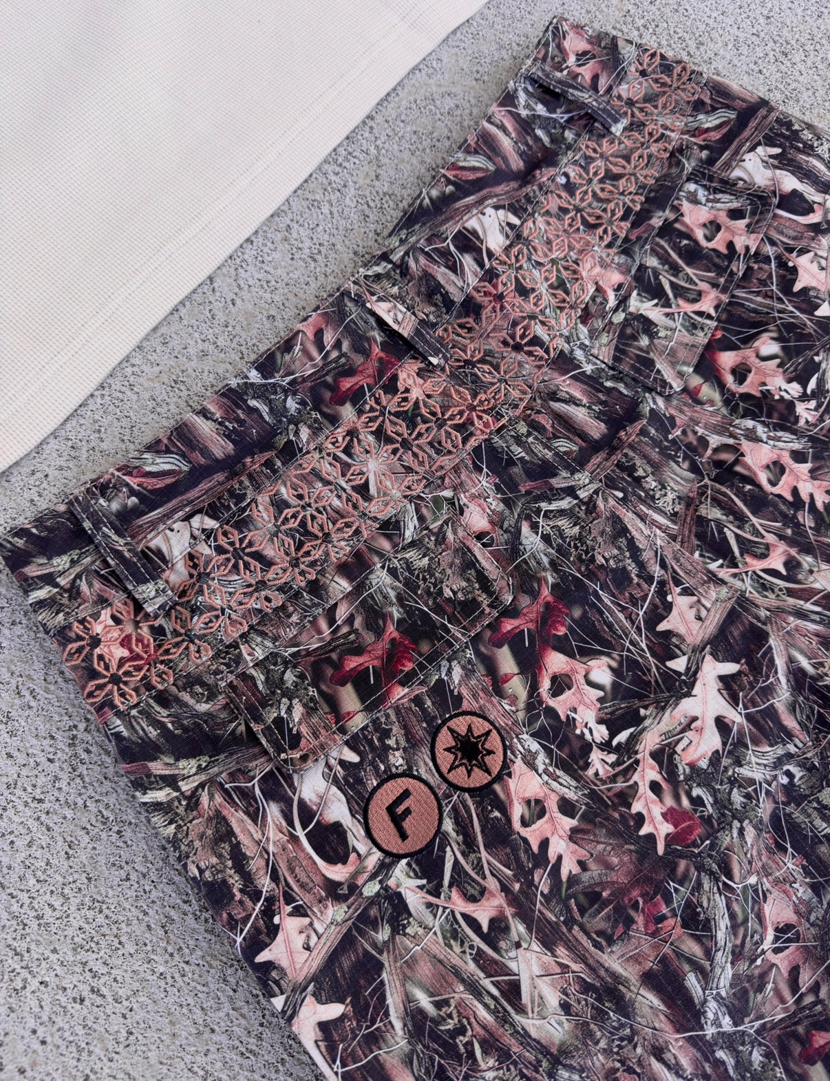 Photo packshot du Finesse 2-in-1 Cargo Pants-Camo montrant les poches et finitions arrière camouflage.