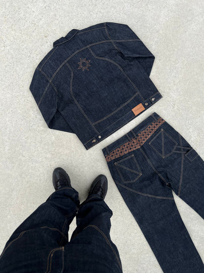 Ensemble Finesse ADV Denim set posé au sol en béton, photographié avec les pieds visibles de l’auteur du cliché