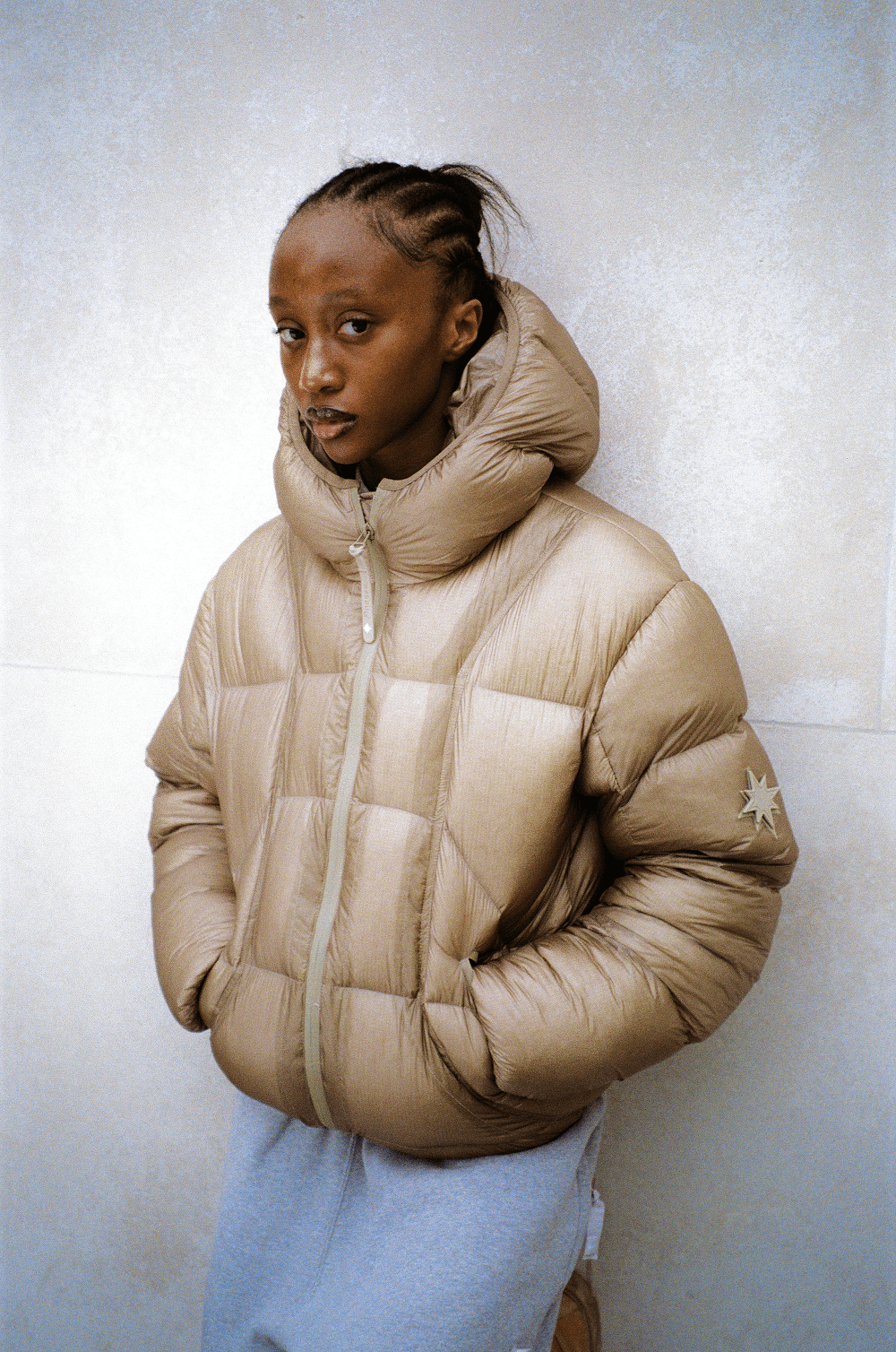 Mannequin femme portant la Finesse* Alive Puffer Jacket Bronze.