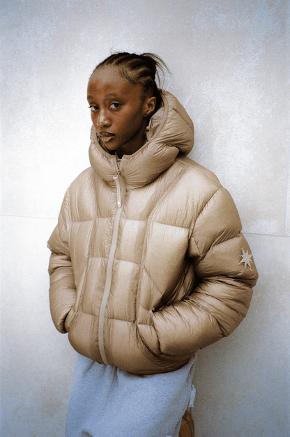 Mannequin femme portant la Finesse* Alive Puffer Jacket Bronze.