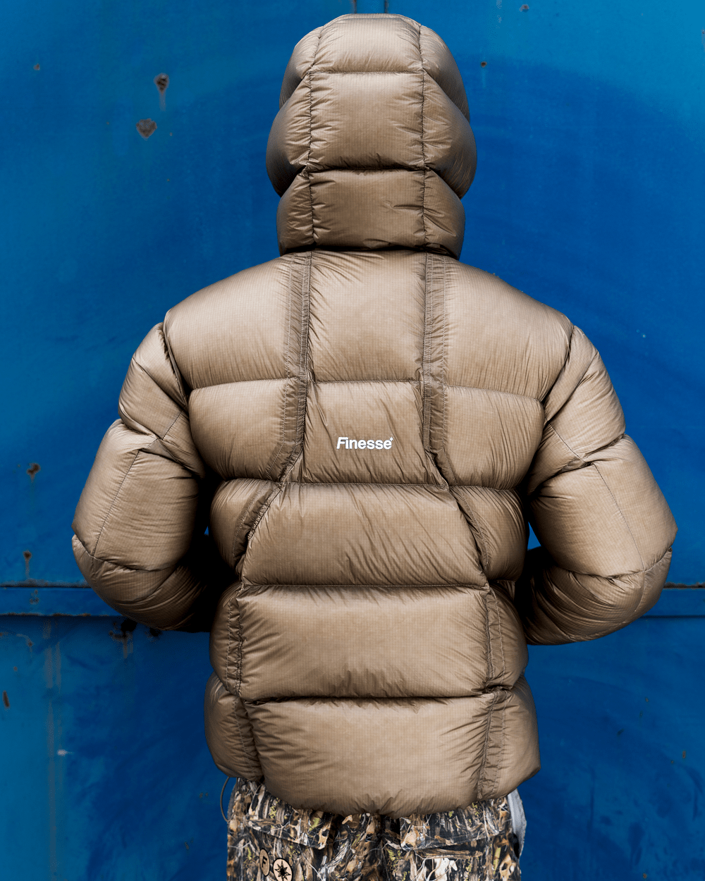 Mannequin vu de dos portant la Finesse* Alive Puffer Jacket Light Bronze.