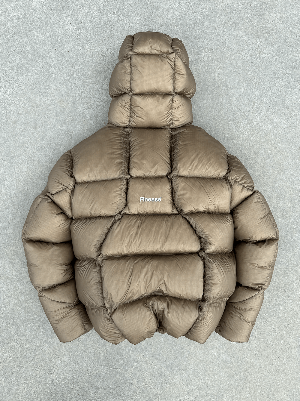Doudoune Finesse* Alive Puffer Jacket Light Bronze posée au sol vue de dos.