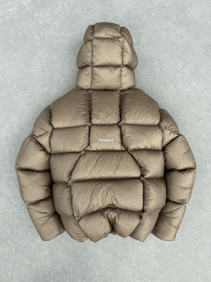 Doudoune Finesse* Alive Puffer Jacket Light Bronze posée au sol vue de dos.