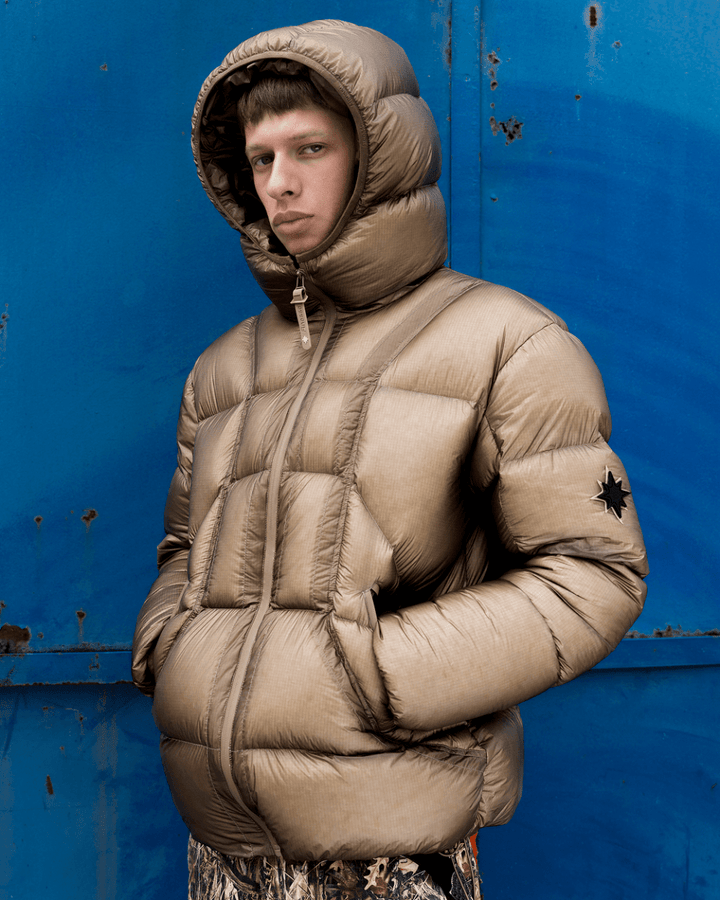 Mannequin portant la doudoune Finesse* Alive Puffer Jacket Light Bronze, vue buste.