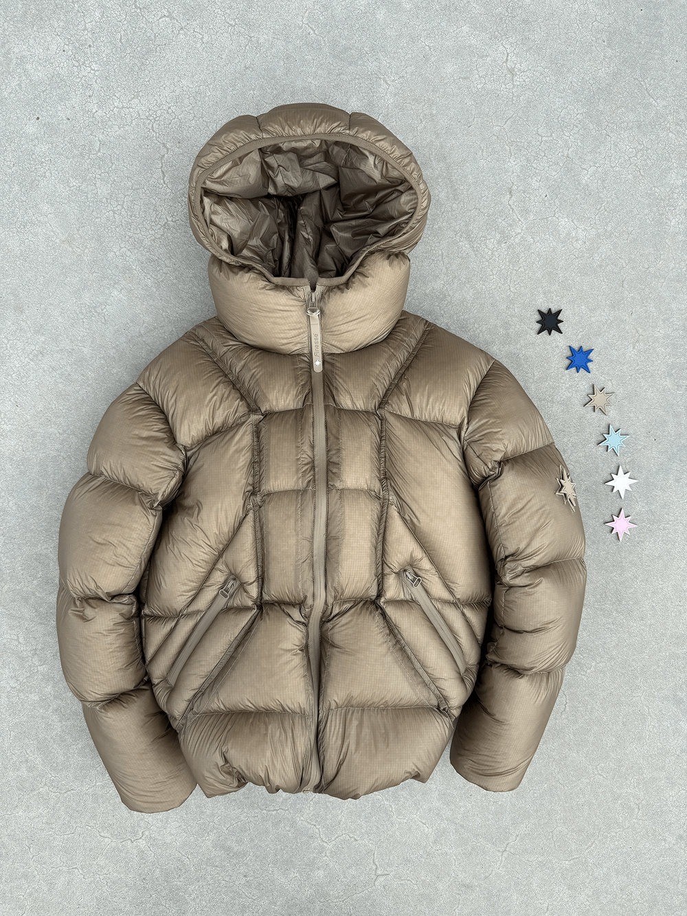 Doudoune Finesse* Alive Puffer Jacket Light Bronze posée au sol vue de face.