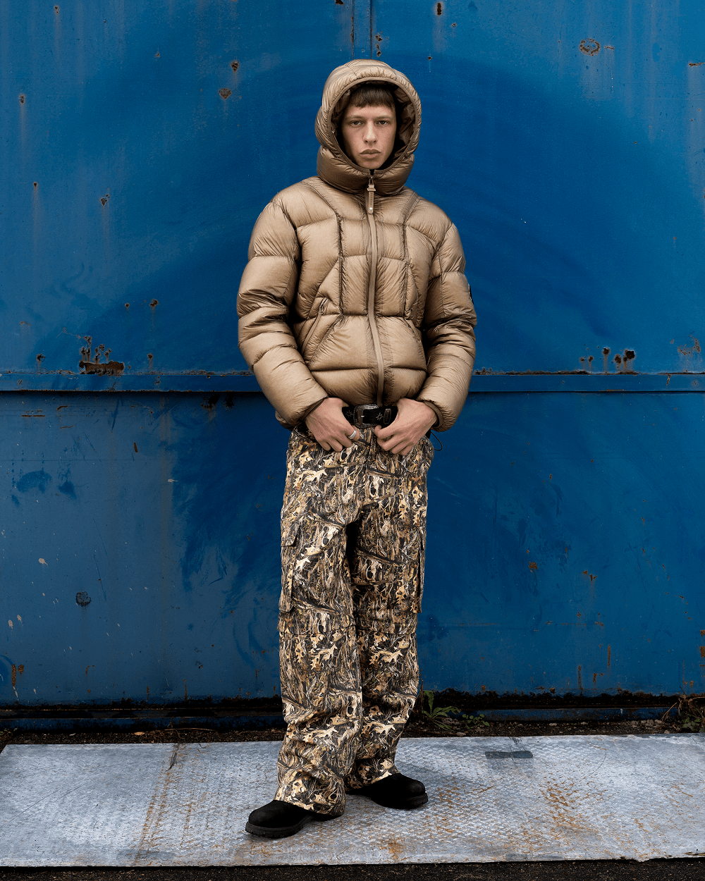 Mannequin portant la doudoune Finesse* Alive Puffer Jacket Light Bronze en ambiance studio.