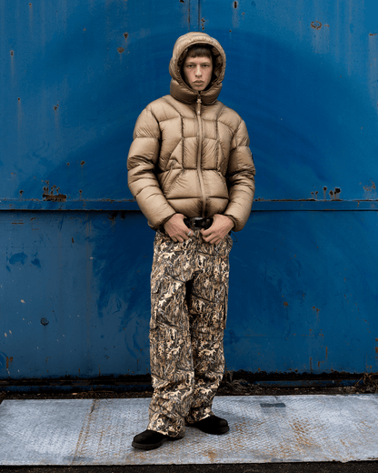 Mannequin portant la doudoune Finesse* Alive Puffer Jacket Light Bronze en ambiance studio.