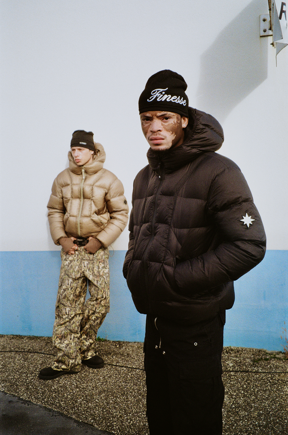 Deux mannequins portant les Finesse* Alive Puffer Jackets Black et Light Bronze en ambiance shooting.
