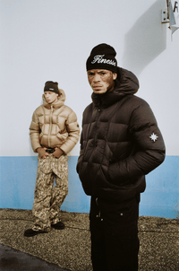 Deux mannequins portant les Finesse* Alive Puffer Jackets Black et Light Bronze en ambiance shooting.