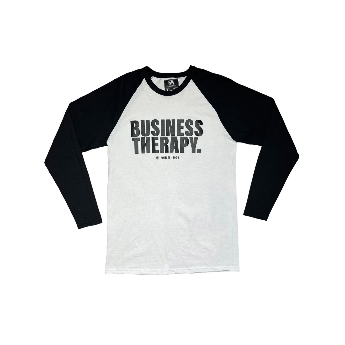 Finesse Baseball Tee noir et blanc présenté sur fond blanc.
