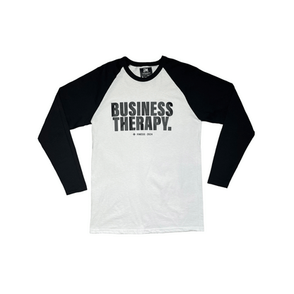 Finesse Baseball Tee noir et blanc présenté sur fond blanc.
