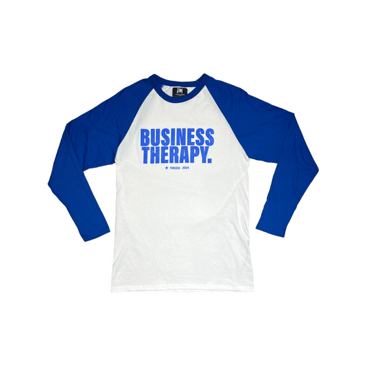 Finesse Baseball Tee bleu et blanc présenté sur fond blanc.