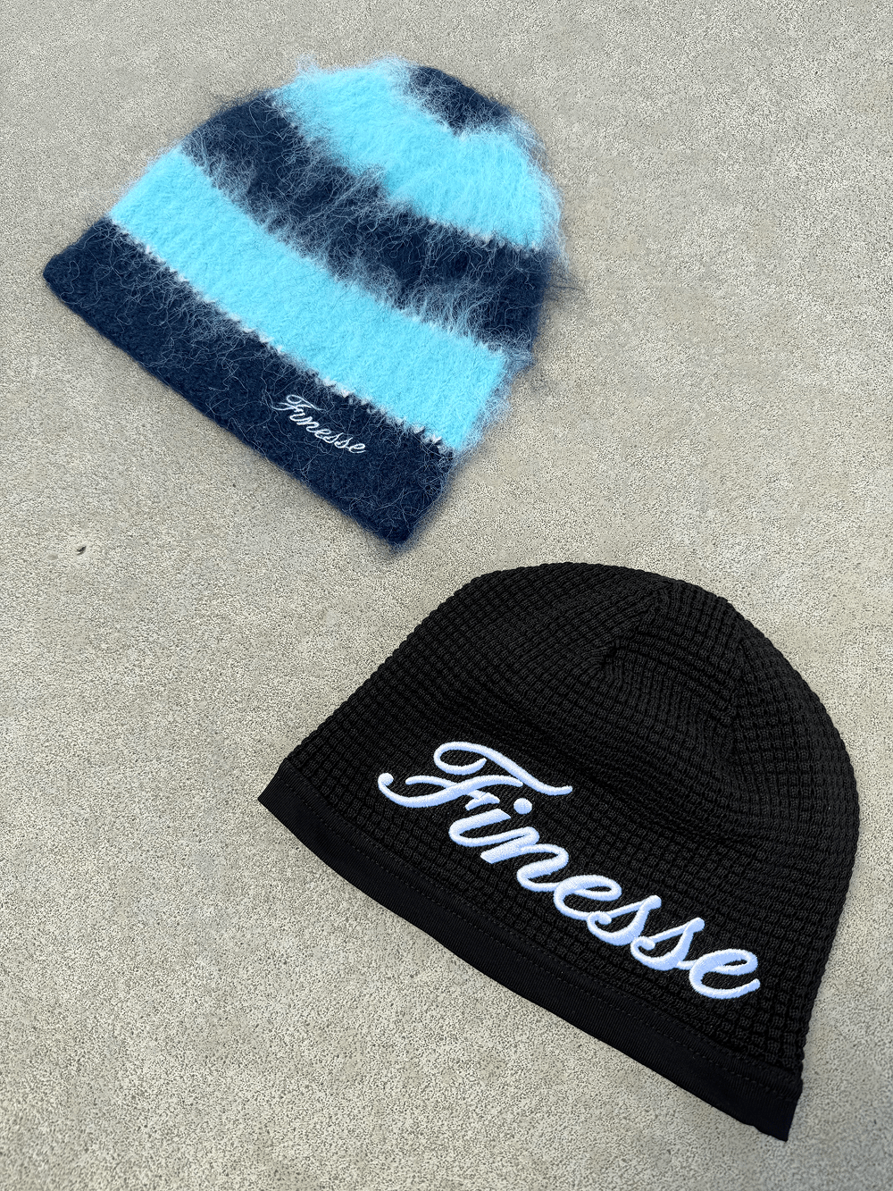 Packshot montrant le Mohair Beanie et le Waffle Beanie ensemble au sol.