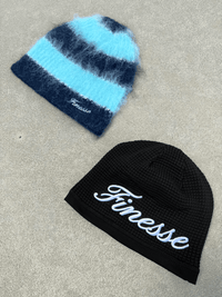 Packshot montrant le Mohair Beanie et le Waffle Beanie ensemble au sol.