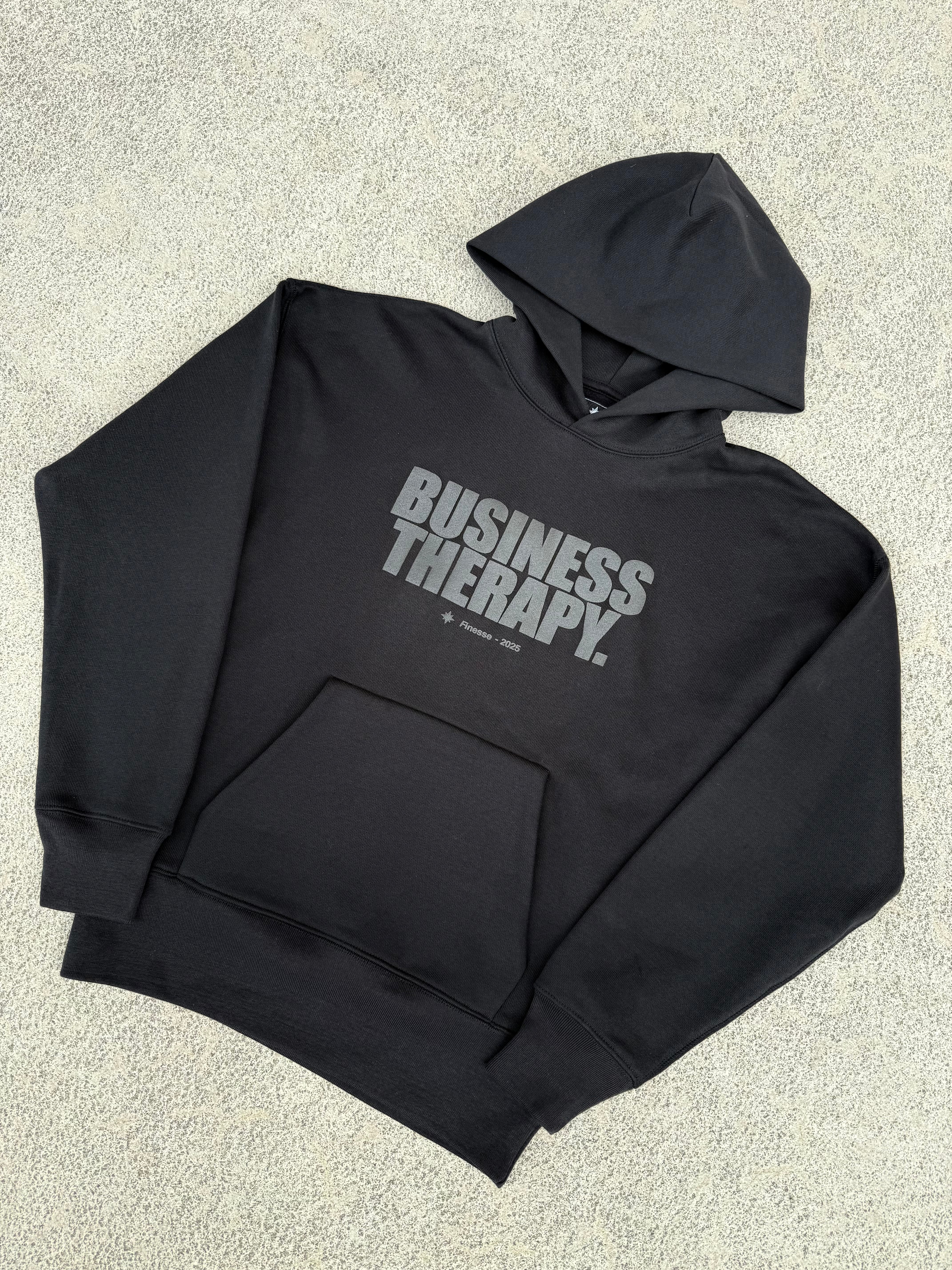 Hoodie Finesse* Business Therapy Black Puff posé au sol vu de face.