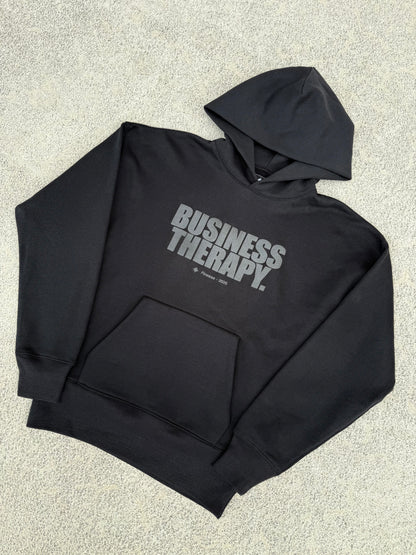 Hoodie Finesse* Business Therapy Black Puff posé au sol vu de face.