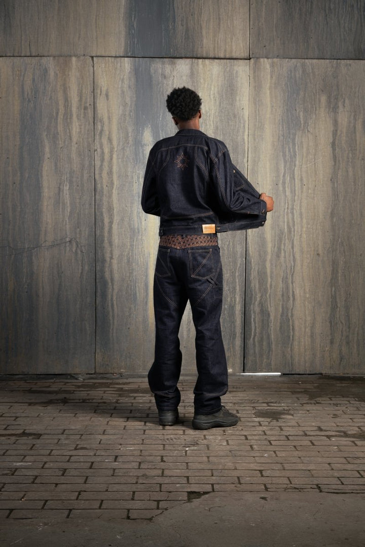 Homme de dos en studio à décor industriel, portant l’ensemble Finesse Denim Set ADV.