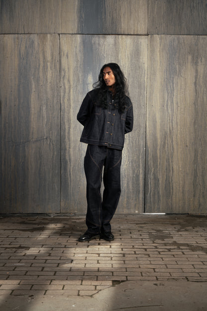 Homme de face en studio à décor industriel, bras derrière le dos, portant l’ensemble Finesse Denim Set ADV numéro 2