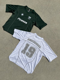 Packshot à plat : Jersey Shirt vert vu de face et Jersey Shirt blanc de dos avec numéro 19