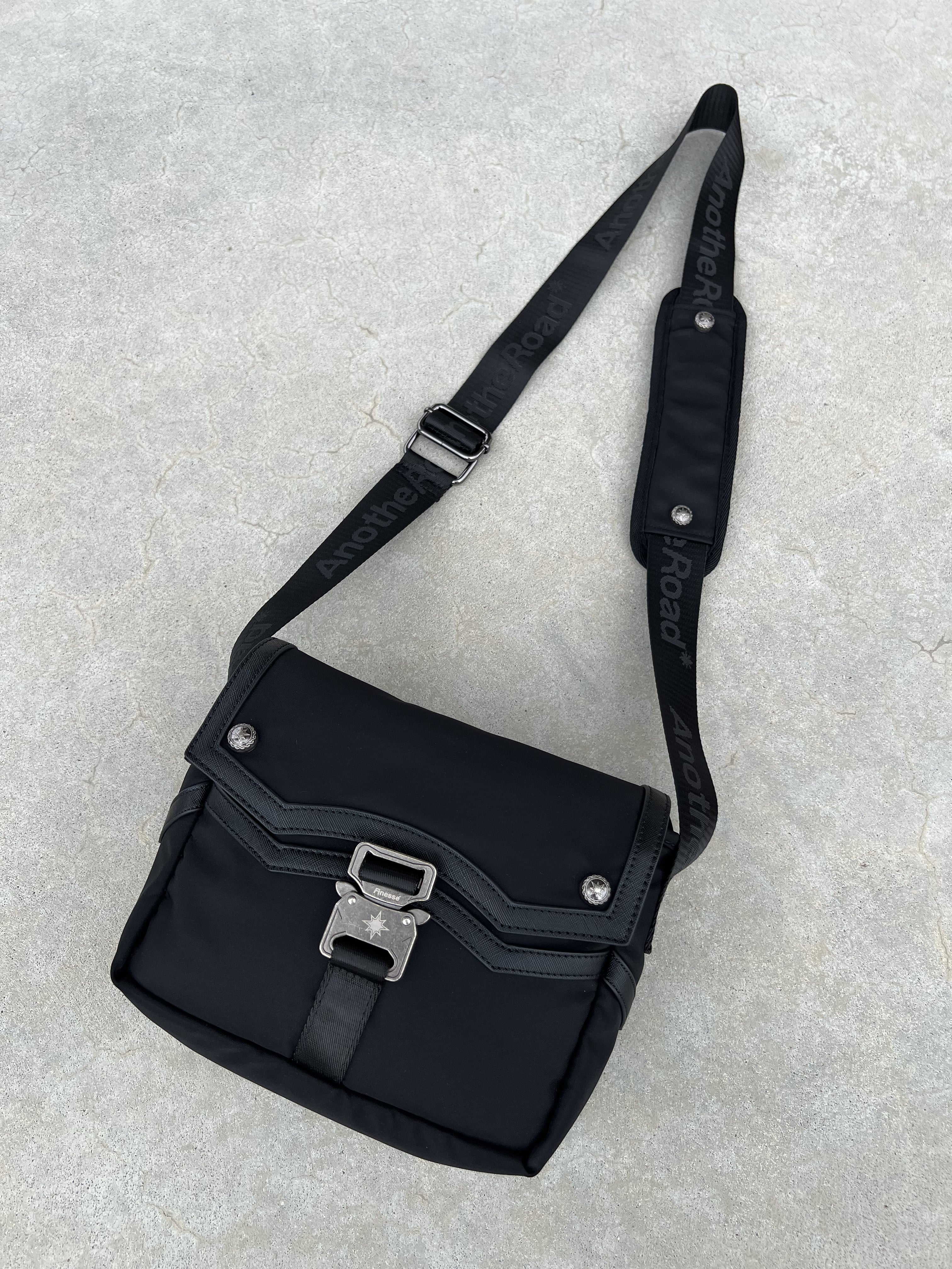 Sacoche Finesse Memorial Bag présentée au sol en packshot.