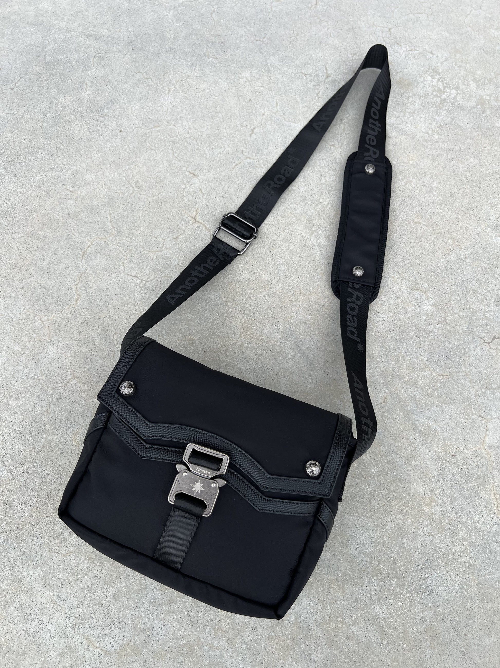 Sacoche Finesse Memorial Bag présentée au sol en packshot.