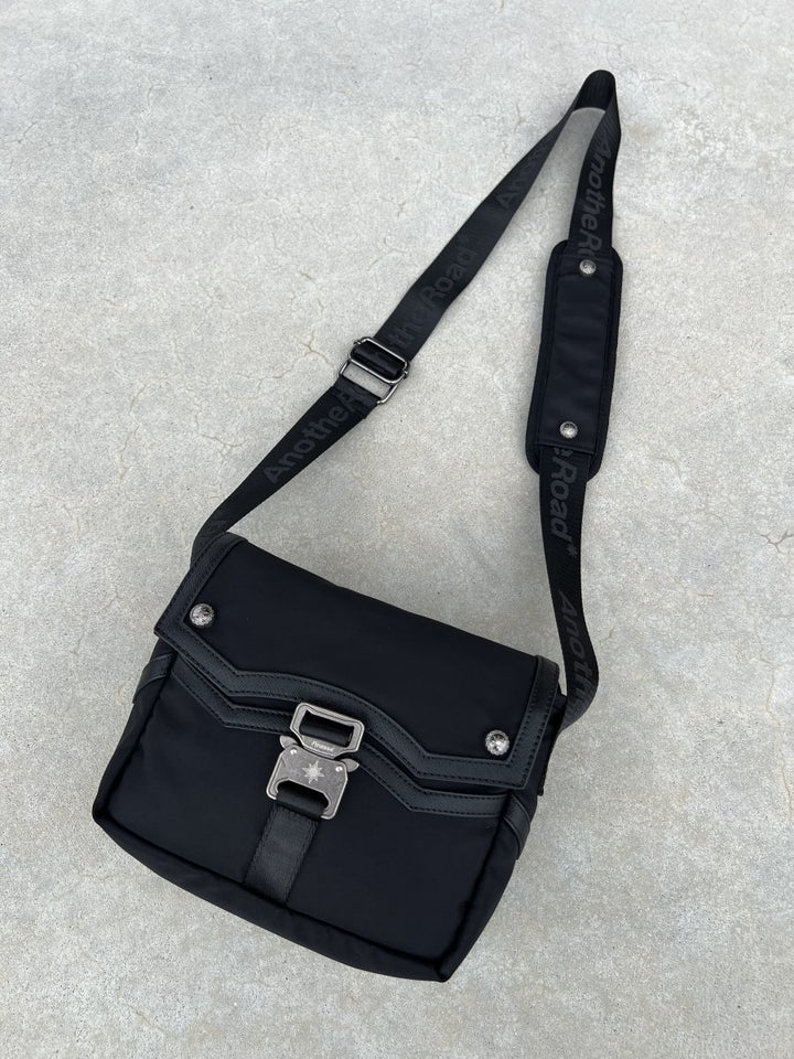 Sacoche Finesse Memorial Bag présentée au sol en packshot.