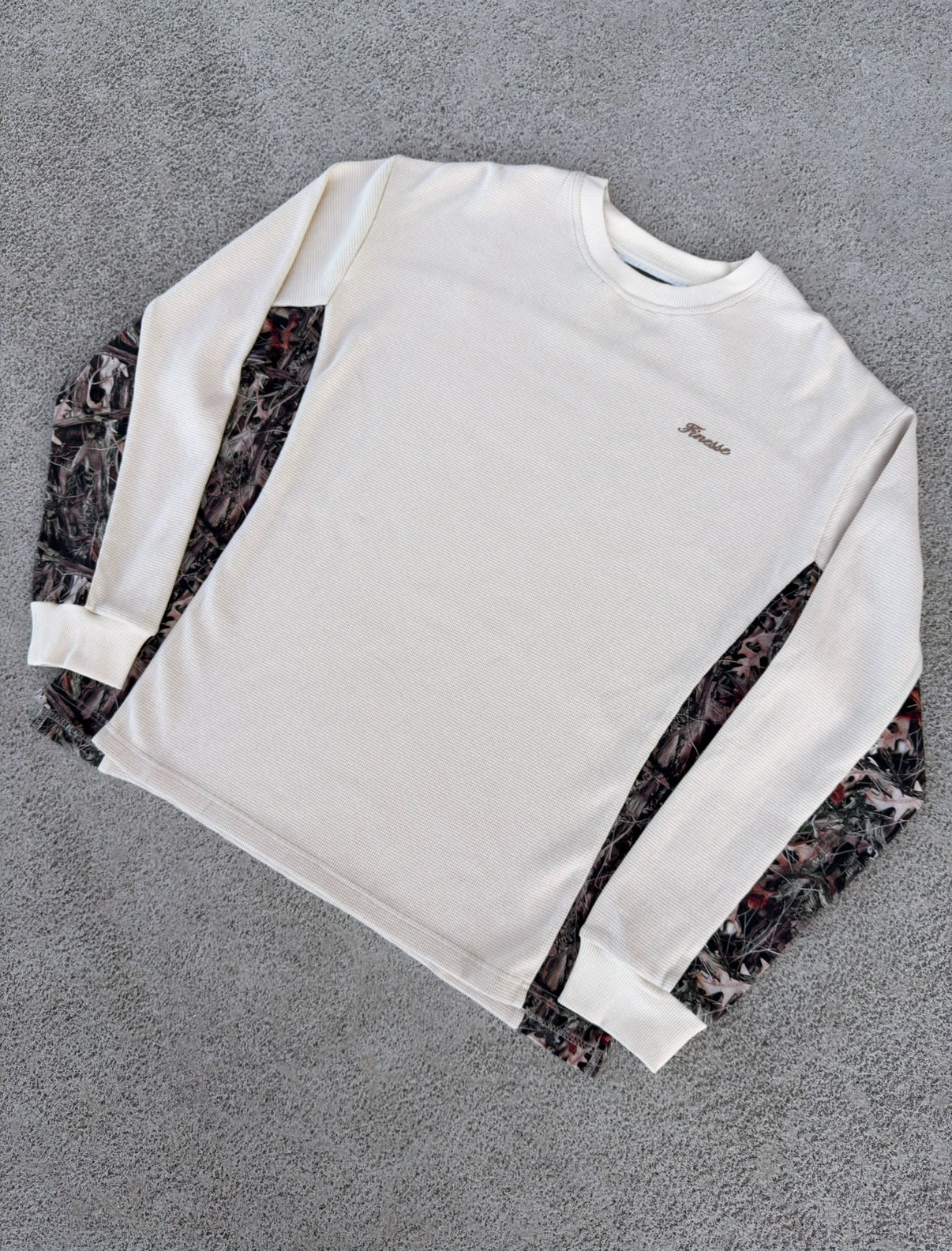 Packshot au sol du Finesse Military Top-Camo, vue avant complète du haut streetwear camouflage.