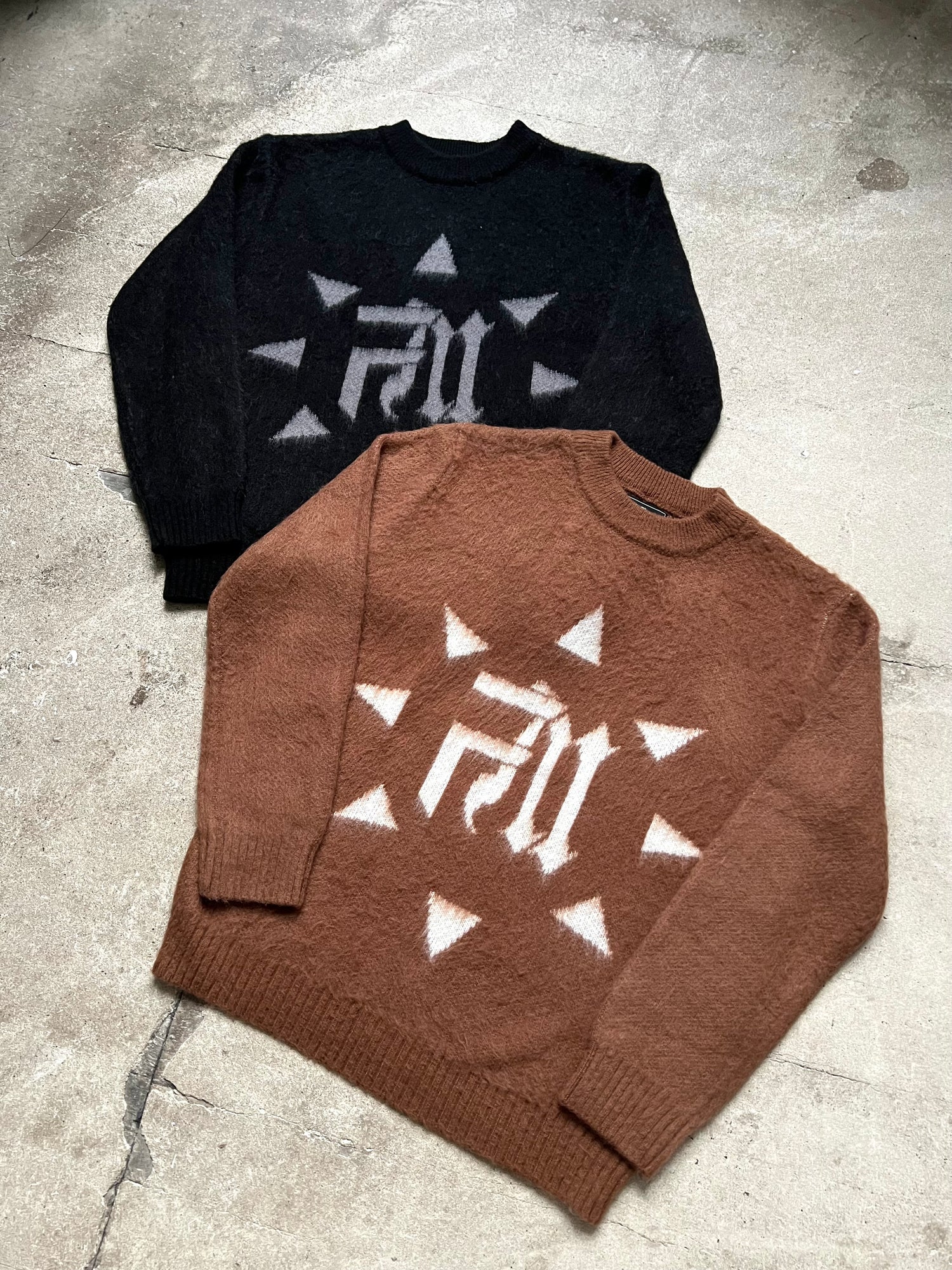 Packshot au sol des Finesse Mohair Black Bird et Brown Bird, posés sur fond neutre