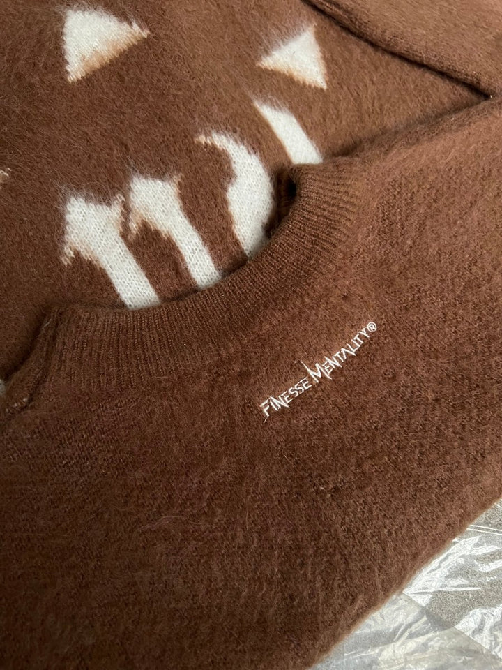 Zoom sur le Finesse Mohair Brown Bird avec détail brodé ‘Finest Mentality’