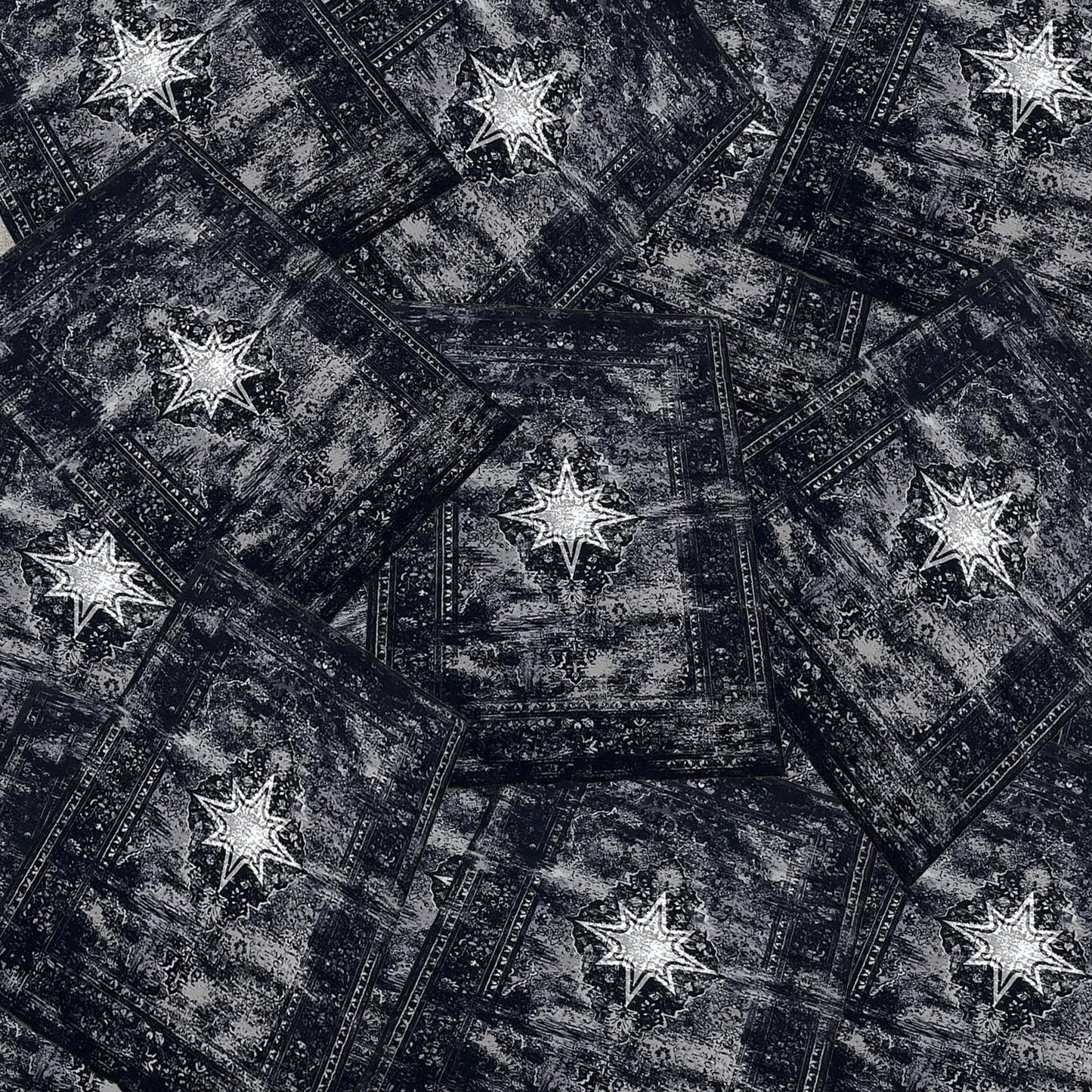 Plusieurs Finesse Rugs superposés formant un sol entièrement recouvert de tapis.