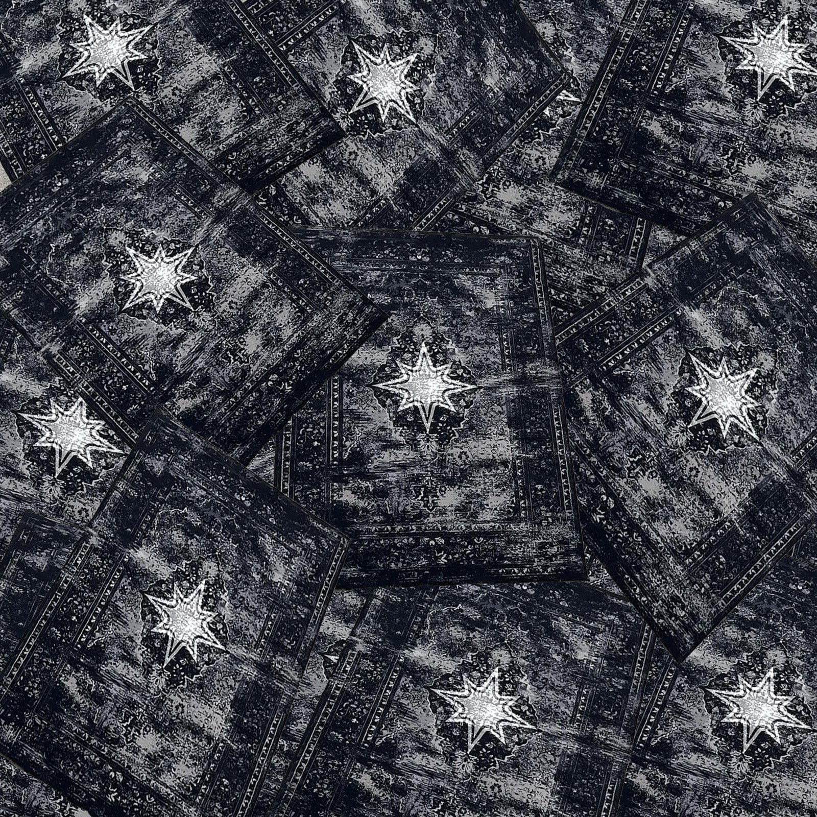 Plusieurs Finesse Rugs superposés formant un sol entièrement recouvert de tapis.