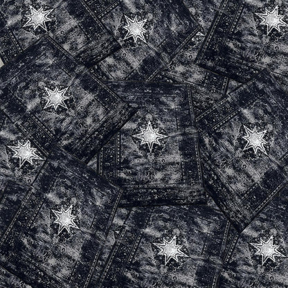 Plusieurs Finesse Rugs superposés formant un sol entièrement recouvert de tapis.