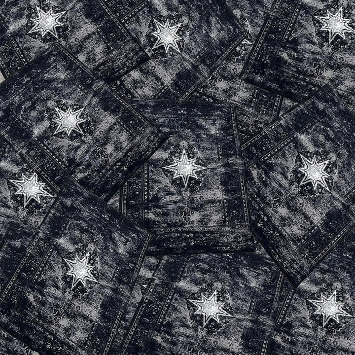 Plusieurs Finesse Rugs superposés formant un sol entièrement recouvert de tapis.