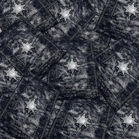 Plusieurs Finesse Rugs superposés formant un sol entièrement recouvert de tapis.