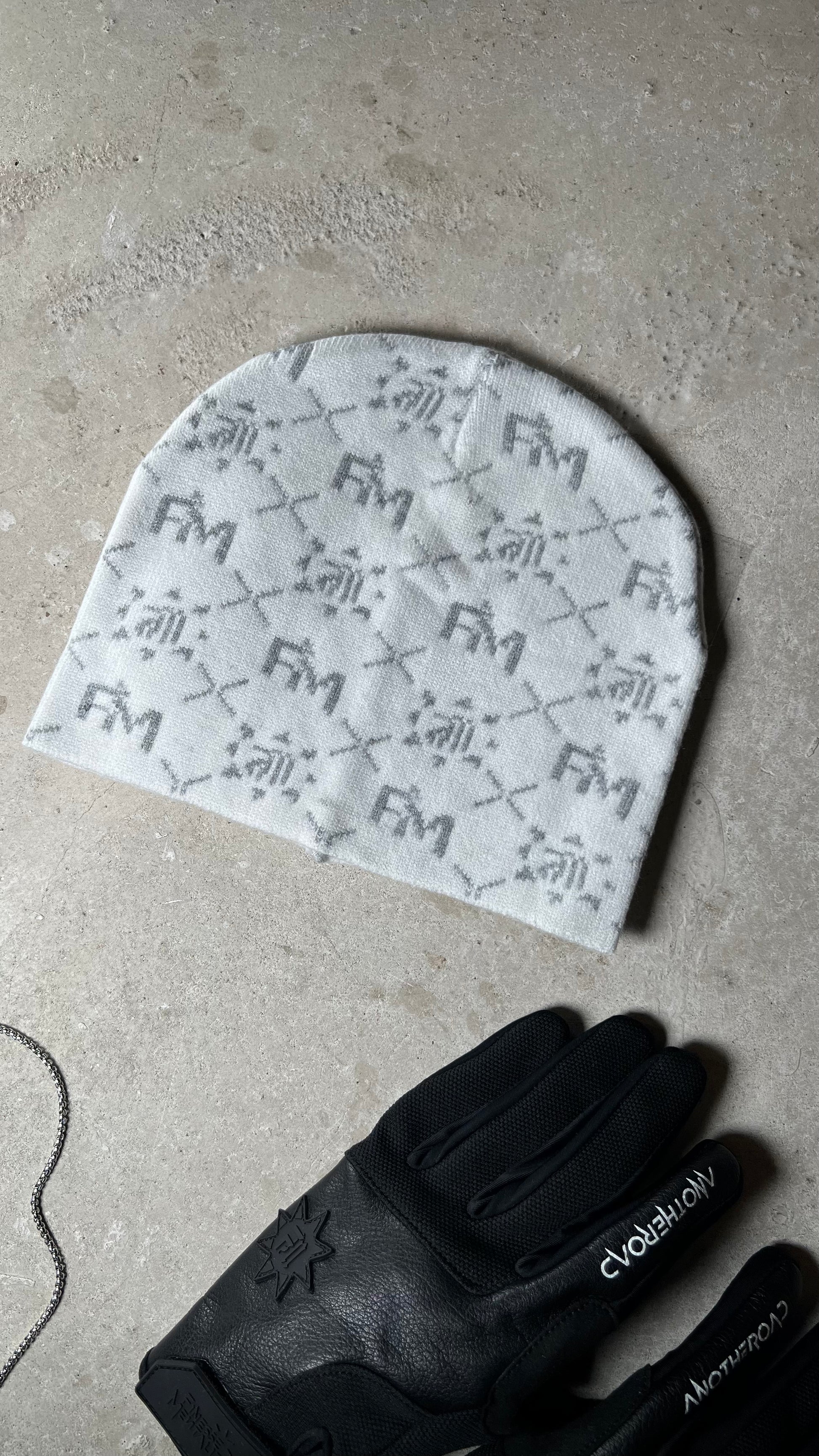 Bonnet Finesse Snow et gants Finesse Leather Gloves présentés sur fond blanc.