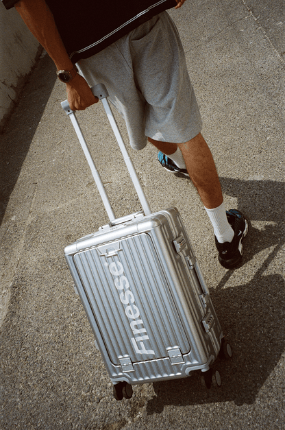Photo argentique d’une valise Finesse Suitcase tirée dans la rue