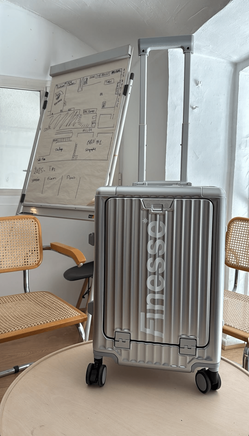 Valise Finesse Suitcase posée dans un atelier, vue en situation.